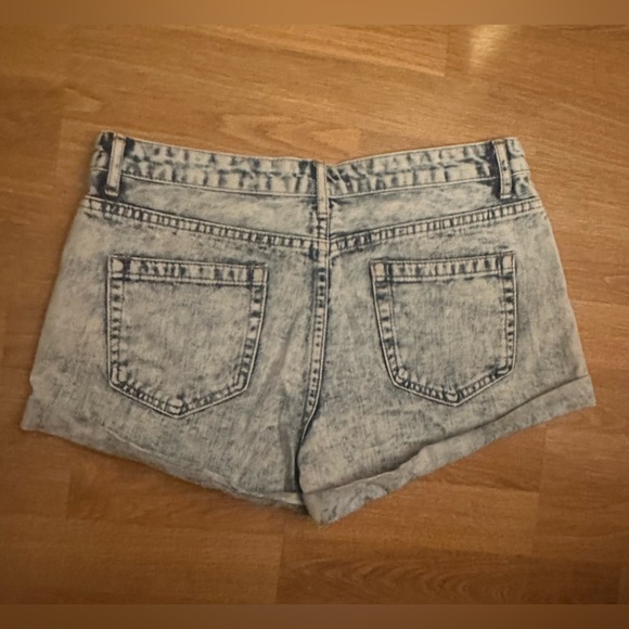 Forever 21 Cuffed Jean Shorts Size 29 Daisy Dukes/ Short Shorts Acid Wash - Picture 6 of 9